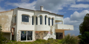 Verlassene Villa am Meer